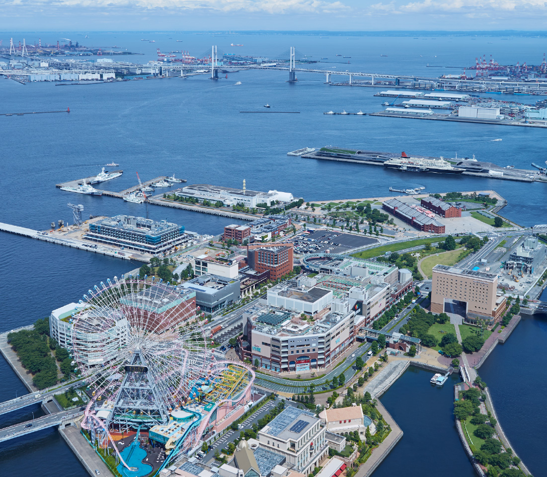 みなとみらいの観覧車と港